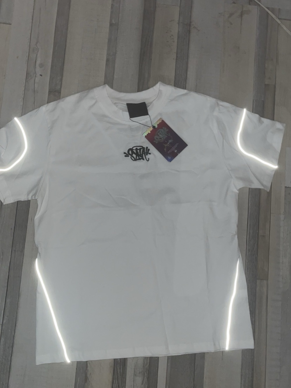 Syna World Reflective White T-Shirt – Neuf avec étiquette